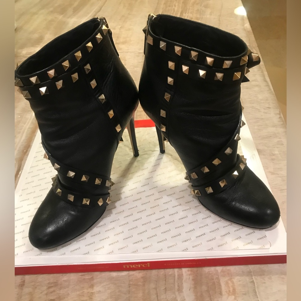 Valentineo Garavani round toe black leather golden rock studs ankle boots sz 39.